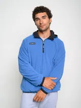 Campera canguro deportiva negra con capucha y medio cierre frontal. Detalles en azul en el logo, interior de la capucha y ribete de los bolsillos.