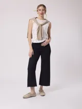 Blusa blanca sin mangas con bordado tipo broderie.