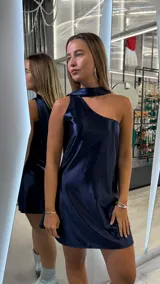 Vestido corto de satén color azul marino, con diseño asimétrico de un solo hombro y detalle de cuello tipo choker.