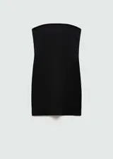 Vestido corto negro sin mangas, de corte ajustado y escote strapless.