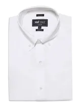 Camisa de vestir blanca, de corte regular, con cuello abotonado y bolsillo en el pecho. Confeccionada en popelina de algodón con spandex.