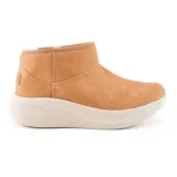 Botín Skechers Max Cushioning Essential Cozy Step color marrón claro, sin cordones, con parte superior de gamuza tratada con 3M Scotchgard, forro de piel sintética, plantilla Skechers Air-Cooled Goga Mat y entresuela Max Cushioning con tecnología ULTRA GO.