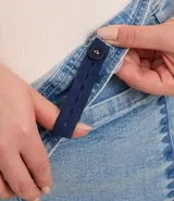 Pantalón de jeans con elastano, tiro alto, corte flare, bolsillos delanteros y traseros con bordado.