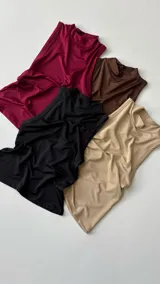 Musculosa de media polera en color burdeos, confeccionada con tela de lycra.