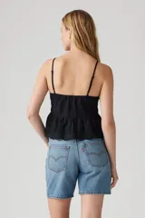 Blusa negra con breteles finos, escote en V, detalle de encaje en el frente y volado con calado en el ruedo.
