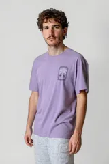 Remera violeta de corte recto con cuello redondo y estampado pequeño en el pecho con diseño de dos flamencos.