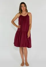 Vestido corto color borgoña, de corte suelto y breteles finos.