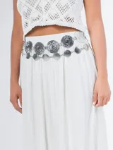 Cinto dorado de metal con eslabones y monedas circulares texturadas.