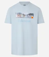 Remera celeste de algodón con estampa frontal de paisaje con veleros y logo de Kodak.