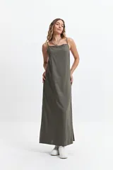 Vestido largo color beige de lino y algodón, con breteles finos y escote recto.