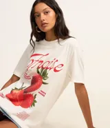 Remera alargada de manga corta, confeccionada en algodón BCI más sostenible, con cuello redondo y estampa de frutillas en el frente.