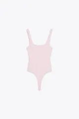 Body de lycra color rosa claro, con escote cuadrado y tirantes anchos.