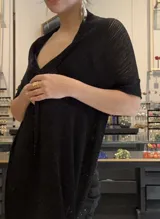 Chal negro de lurex con brillo, tejido suave y caída delicada.