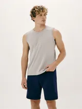 Conjunto de pijama para hombre, compuesto por una musculosa beige y un short verde oliva.