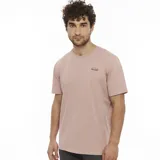 Remera Wrangler color rosa con logo estampado en el pecho.