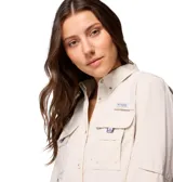 Camisa de manga larga color beige claro, con cuello abotonado, cierre frontal con botones, dos bolsillos frontales con cierre de velcro y tecnología Omni-Shade™ Broad Spectrum UPF 50.