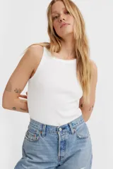 Musculosa blanca de algodón con cuello redondo y sisas amplias.