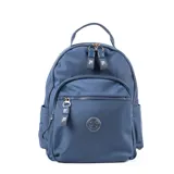 Mochila azul de poliéster con doble cierre superior, dos bolsillos frontales con cierre, dos bolsillos laterales abiertos, correa regulable y herrajes plateados.