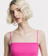 Blusa corta de tirantes color rojo, en tejido rib texturizado.