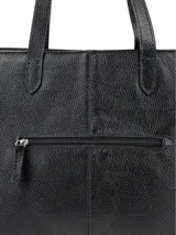 Cartera tipo shopper azul marino de cuero sintético con textura granulada. Tiene doble asa de hombro, cierre superior con cremallera y logo metálico dorado en el centro.