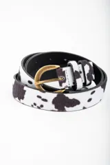 Cinto de cuero con estampado de vaca y hebilla dorada.