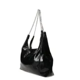 Cartera tipo hobo negra charolada con asa de cadena plateada.