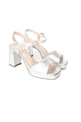Sandalias plateadas con plataforma delantera y tacón cuadrado.