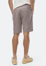 Bermuda estilo chino de hombre, color gris oscuro o carbón, con tiro medio y largo hasta la rodilla. Presenta cierre frontal con botón y bolsillos laterales.