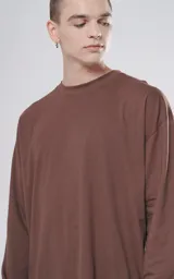 Remera manga larga color chocolate con cuello redondo y puños acanalados.
