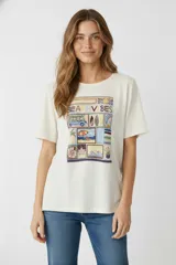 Remera blanca de algodón con estampado de motivos playeros y texto "Beach Vibes". Corte holgado y cuello redondo.