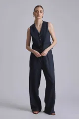 Chaleco azul marino de lino con botones de madera y terminaciones desflecadas.