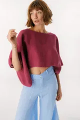 Blusa negra de lino con mangas anchas y corte crop.