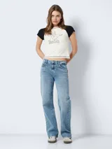 Remera color crema con mangas cortas negras tipo ranglán y estampado de jinete con la palabra 'Bandida'.