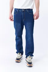 Pantalón jean de corte clásico color azul oscuro.