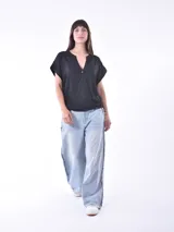 Blusa color negro con escote en V y mangas cortas.