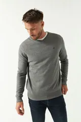 Sweater gris de algodón con cuello en V y logo bordado en el pecho.