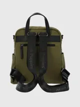 Mochila verde militar con detalles en negro, marca Hush Puppies.