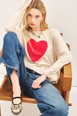 Sweater beige de tejido mezcla de cashmere, calce holgado y bordado de corazón rojo con la palabra 'amour' en el frente.