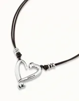 Collar Uno de 50 con doble cordón de cuero marrón y dije central de corazón plateado con forma de clavo.