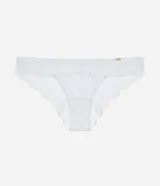 Conjunto de lencería blanco de encaje floral, compuesto por un corpiño con aro y una bombacha tipo bikini.