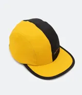 Gorra de cinco paneles bicolor, amarilla y negra, con visera plana y logo bordado en el panel frontal.