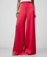 Pantalón negro de tiro alto, pierna muy ancha y caída fluida, confeccionado en tejido satinado de poliéster reciclado.