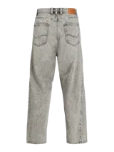 Pantalón de jean celeste de corte amplio, con tiro alto, cinco bolsillos y cierre con botones.