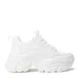 Championes urbanos blancos con plataforma y suela chunky.