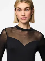 Body negro de mangas largas confeccionado en mesh, con cuello alto y corte ajustado.