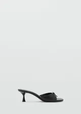 Sandalias rojas de tacón kitten con punta cuadrada y detalle de lazo decorativo.