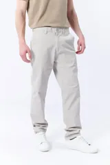 Pantalón chino color beige, de corte recto.