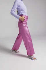 Pantalón recto de tiro medio, corte wide leg y acabado metalizado color fucsia.