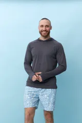 Remera de manga larga blanca con capucha.