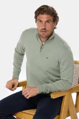 Buzo de hilo de algodón color verde claro, con cuello alto y medio cierre con cremallera. Presenta un pequeño logo bordado en el pecho. Corte clásico.